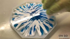 Подстаканник из эпоксидной смолы с красивыми завихрениями внутри