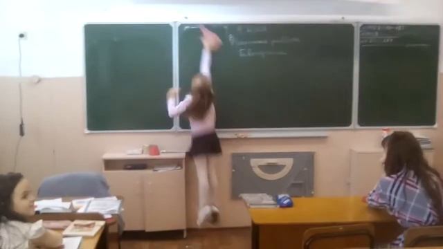 Пятиклассница вытирает доску. Маленький рост не помеха! смотреть онлайн