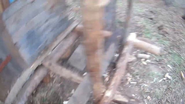 Делаю крышу и перила на веранде. Заготавливаю жерди | Делаю домик #28 смотреть онлайн