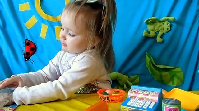 Есения распаковывает набор магазин и играет Store Set Toys And Play