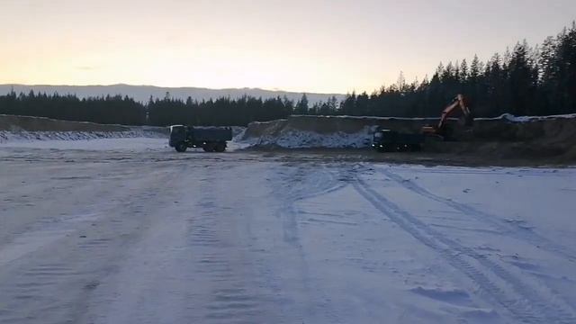 Север, вахта ЯНАО. Студент земляк тренеруется на экскаваторе DOOSAN 420. Карьер, городок. смотреть онлайн