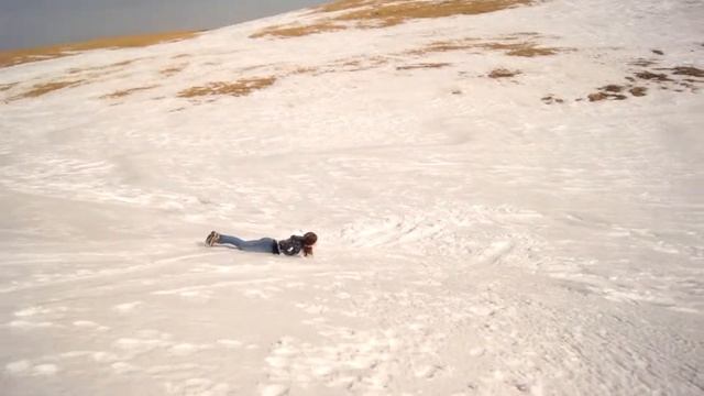 Катание с горки на подручных средствах смотреть онлайн