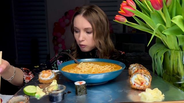 8 МАРТА?| МУКБАНГ роллы маки, том ям с лапшой