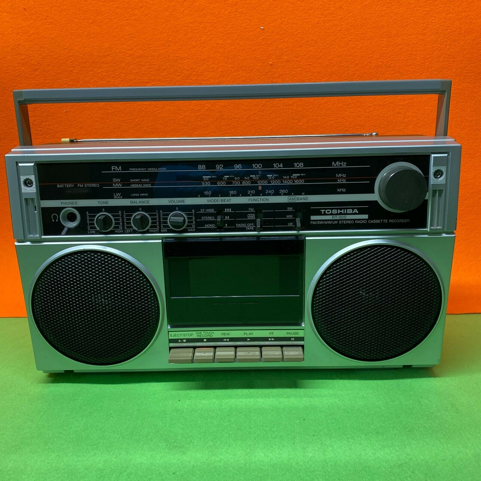 TOSHIBA Stereo Boombox Vintage  Cassette Recorder Model RT-80S-выпуск МАРТ-1983 год-JAPAN.