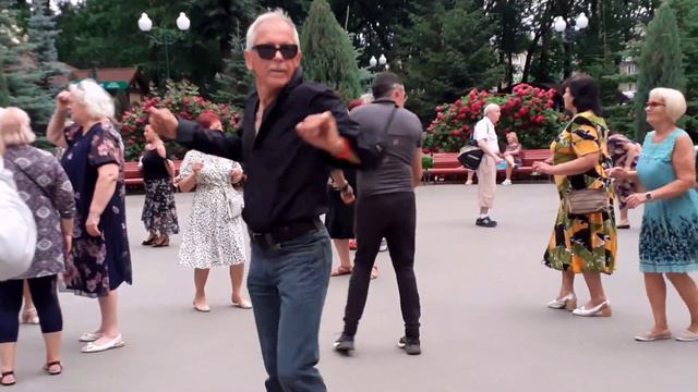 ИЩУ ТЕБЯ РОДНАЯ! ТАНЦЫ В ПАРКЕ ГОРЬКОГО ХАРЬКОВ 2021 смотреть онлайн