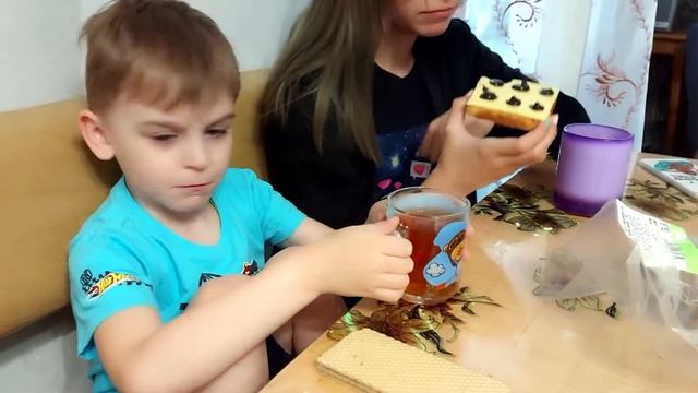 ВЛОГ Купила Виолетте обои в комнату, светящиеся в темноте! Покрасила волосы! смотреть онлайн