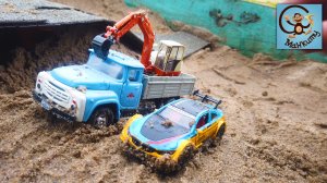 Машинки игрушки. Игры в песке - строим мост. Самосвал, экскаватор и машинки.  Манкиту