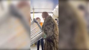 «Закрывай двери - люди мёрзнут!» Как перевезти лавку в  троллейбусе.
