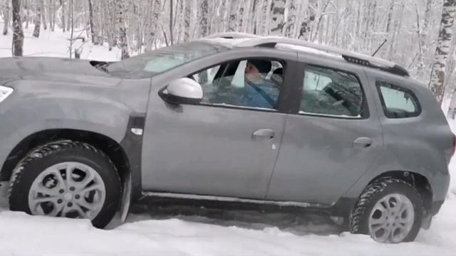 Покатушки на новом дастере в снежную горку, кручу движок в звон, место: "Синие скалы" смотреть онлайн