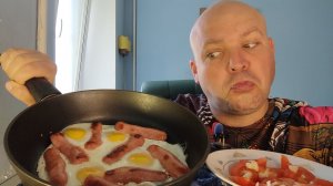 ОБЖОР Яичница с сосисками/МУКБАНГ завтрак