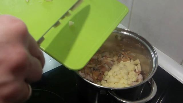 Грибний суп із копченою куркою