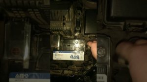 как поменять АКБ на Hyundai Santa Fe 3