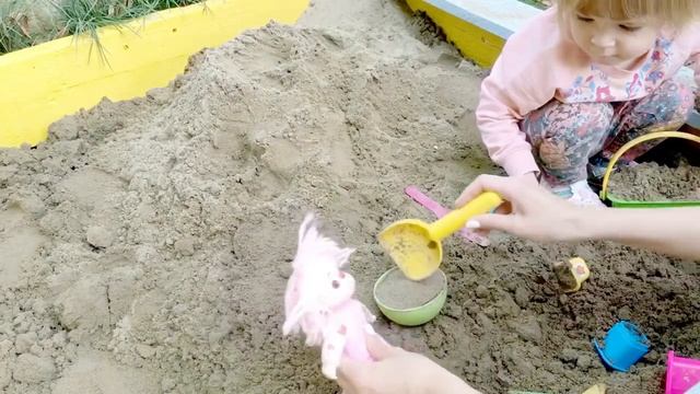Играем в песочнице. Лепим куличики из песка. Делаем куличики в песочнице. Играем с песком. Часть 16 смотреть онлайн