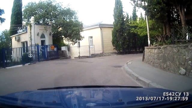 Спуск к набережной Ялты со стороны Ласточкиного гнезда смотреть онлайн