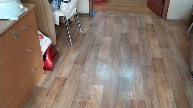 Катим большой фитбол! Анютка учится катить мяч смотреть онлайн