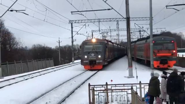 "Смертница!!" ЭД4МКМ-0002 и женщина, перебегающая через Ж/Д переход за 10 секунд до проезда поезда. смотреть онлайн