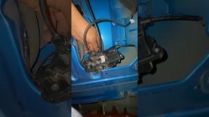 Газель Некст ЦМФ, вытаскиваю замок со сдвижной боковой двери, наконец то вытащил .