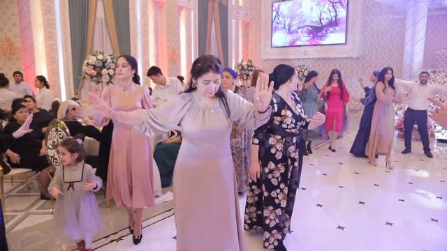 НЕВЕСТА ТАНЦУЕТ В ОКРУЖЕНИИ БЛИЗКИХ И РОДНЫХ!!!СВАДЬБА 2022 смотреть онлайн