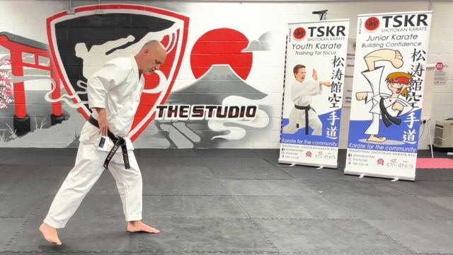 Shotokan Karate: Uchi Uke Kizami Zuki Gyaku Zuki Kihon Combination смотреть онлайн