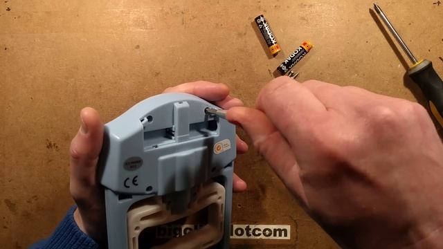 Inside a hand grip strength tester - dynamometer. смотреть онлайн