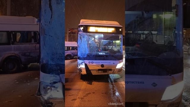 В Уфе на проспекте Октября столкнулись три автобуса: НефАЗ, Ford Transit и Lotos. 14 11 2022. смотреть онлайн