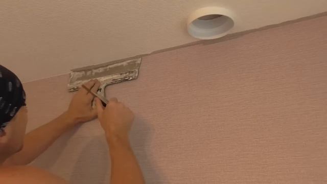 Как ровно подрезать обои к потолку. смотреть онлайн
