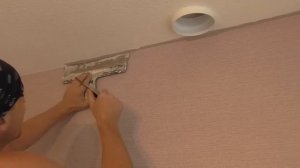 Как ровно подрезать обои к потолку.