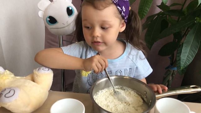 Настя делает тесто для лепки и весело играет с ним смотреть онлайн