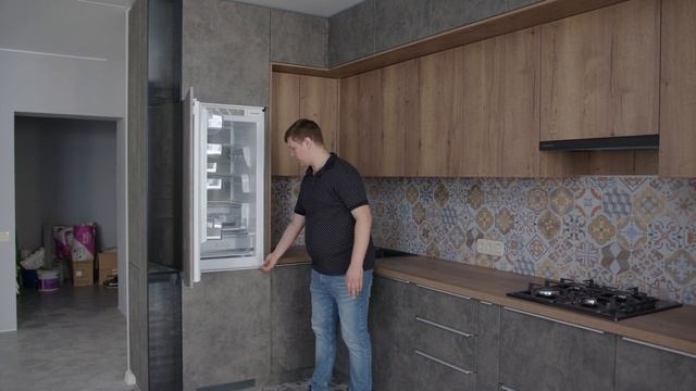 Двухуровневая кухня без ручек.Обзор кухни №6.Кухня под бетон смотреть онлайн