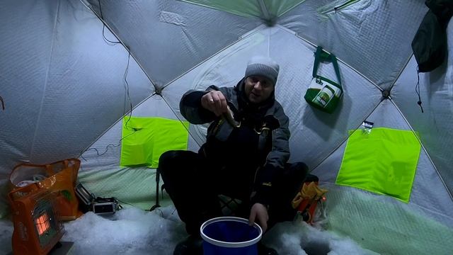 Ловля корюшки на разные снасти. Чем только не займёшься, когда не клюёт. Погода с -7 до -19. смотреть онлайн