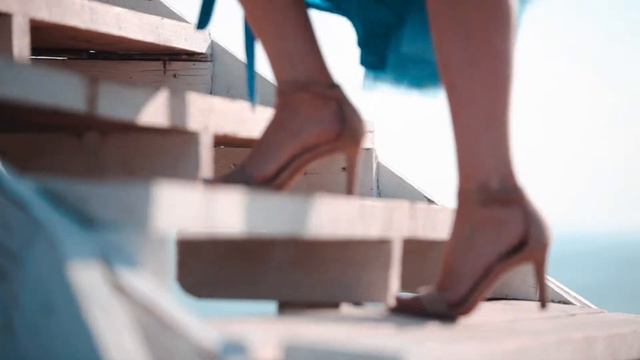 Нежность летнего моря и беззаботность теплого ветра - The tenderness of the summer sea смотреть онлайн