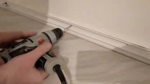 Монтаж плинтуса напольного пластикового белого и широкого - установка (креплю) на дюбеля снято на ви