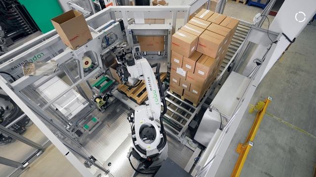Plastic injection moulding: robot cell produces, packs, palletizes 70,000 plastic rolls per day смотреть онлайн