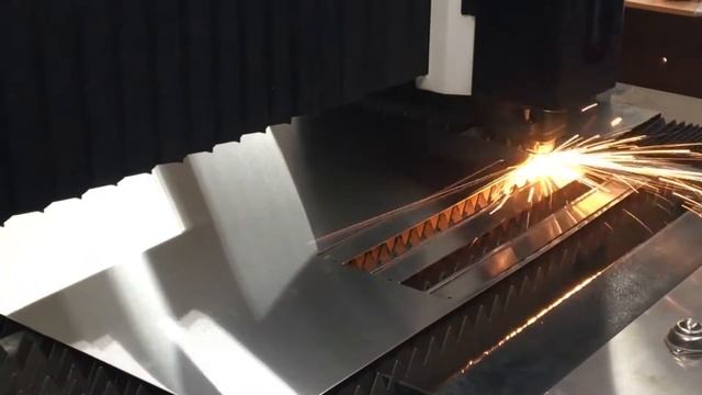 Пример работы оптоволоконного лазерного станка для резки металла MetalTec 1530 смотреть онлайн