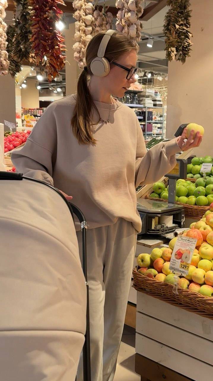 Мамины будни 🤍 Прогулка за вкусным и полезным в магазин в компании лучшего компаньона 👶 смотреть онлайн