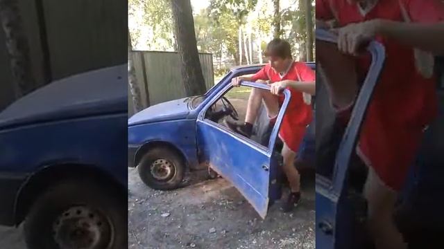 Русаки ломают машину!