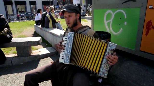 Классная песня уличного музыканта смотреть онлайн