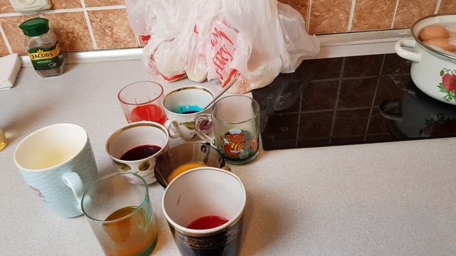 КРАСИМ ЯЙЦА С ПОМОЩЮ РИСА И ПИЩЕВИХ КРАСИТЕЛЕЙ смотреть онлайн