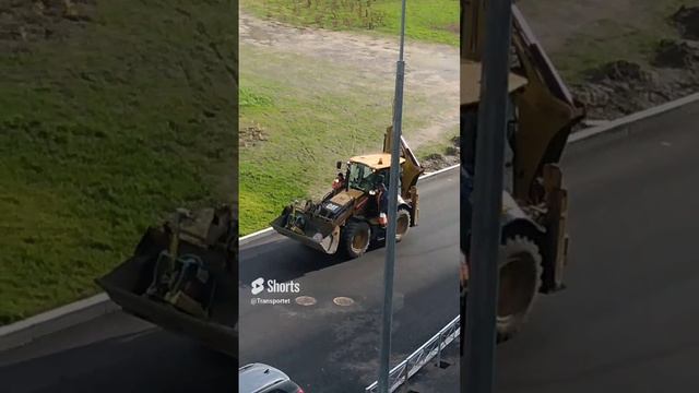 Экскаватор погрузчик перевозит строителей #Shorts #трактор #спецтехника смотреть онлайн
