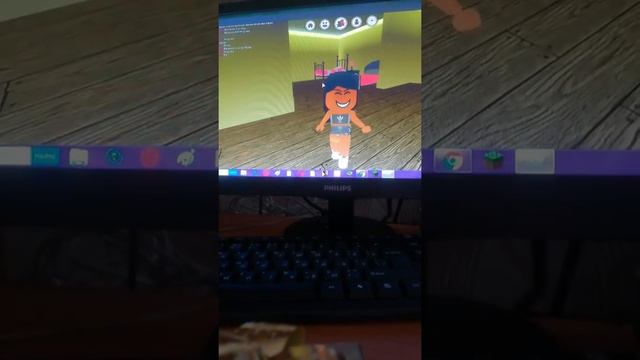 Кароче ребята меня удочерили в Роблокс мама злая не верит что я блогер и она нуб смотреть онлайн