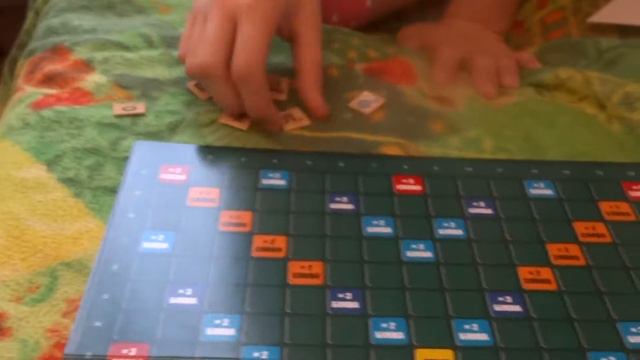 Играю с мамой в игру "Создай слово". смотреть онлайн