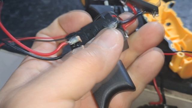 шуруповерт  DeWALT DCD796 замена кнопки - бюджетный вариант.