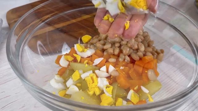 САЛАТ недорогой,а такой ВКУСНЫЙ! Все порезали,смешали и готово! Простой и быстрый РЕЦЕПТ салата смотреть онлайн