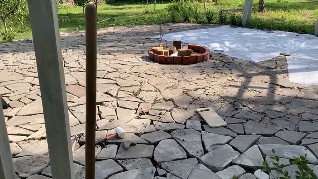 Закончили мощение. Готова первая скамья. Клен гиннала смотреть онлайн