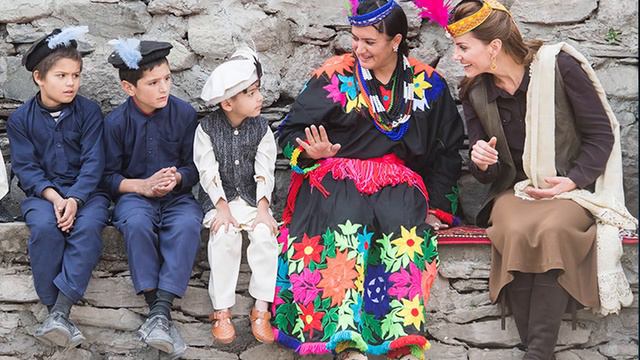 Кейт Миддлтон и принц Уильям в национальных уборах встретились с жителями Гималаев где была Диана смотреть онлайн