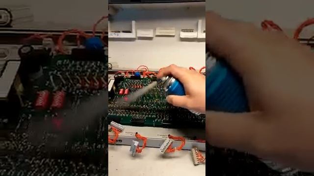 Очищение электроники под напряжением