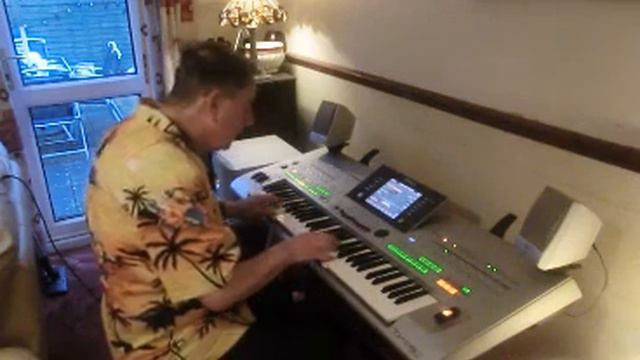 Waltz over the waves ( J.rosas ) played by me on Tyros 3 смотреть онлайн