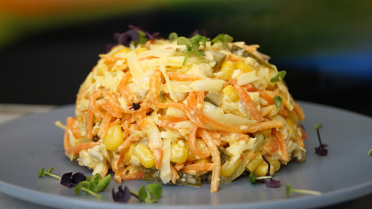 Праздничный салат «Калейдоскоп» за 7 минут! Отвариваю куриное филе заранее и быстро собираю салат