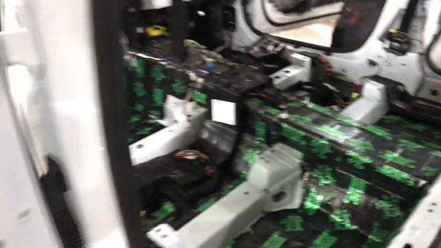 Mercedes Benz GLC 350 обзор заводской шумозащиты и установка облегченных шумоизоляционных материало