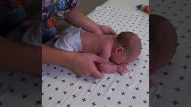 Как правильно выкладывать новорожденного на живот смотреть онлайн